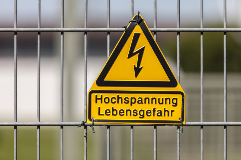Zaun mit Hinweis Hochspannung