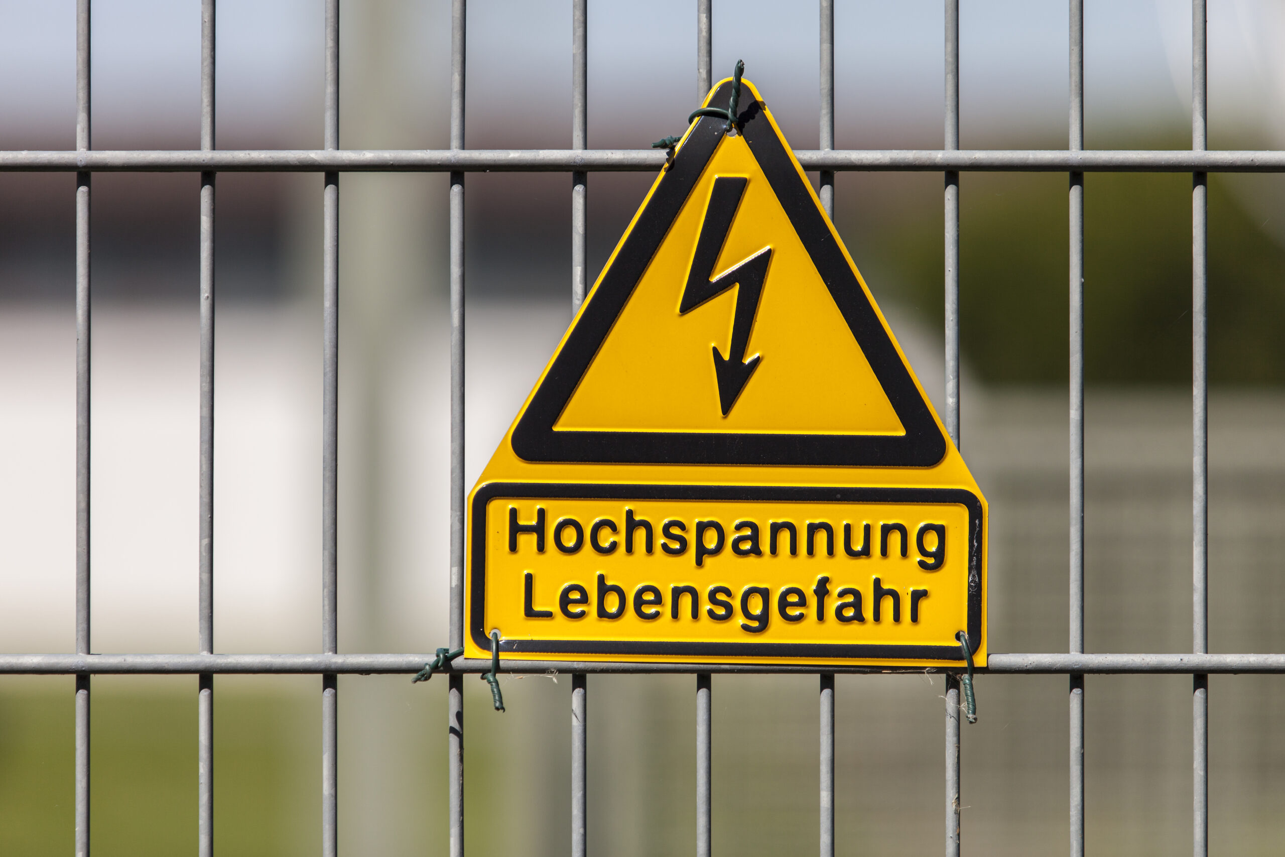 Zaun mit Hinweis Hochspannung